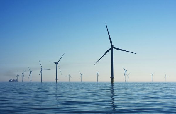 Offshore-Windpark bei ruhiger See