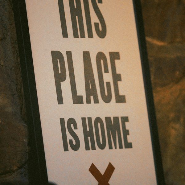 Schild mit der Aufschrift This place is home