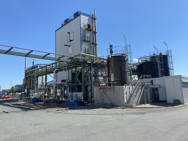 Produktionsanlagen der Eurecat Deutschland GmbH mit Behältern und Rohrbrücken